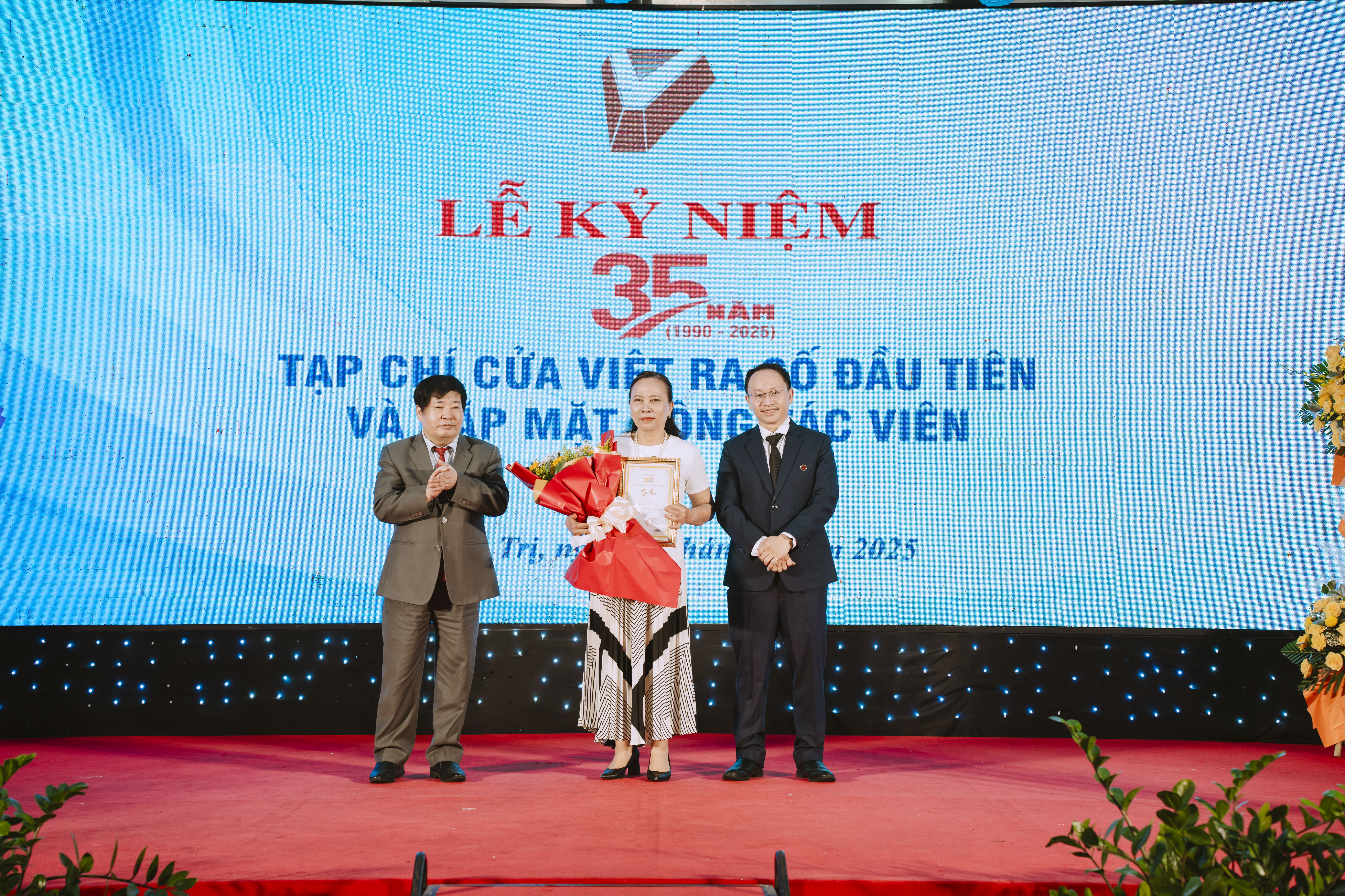Tặng quà trị ân các thế hệ lãnh đạo 